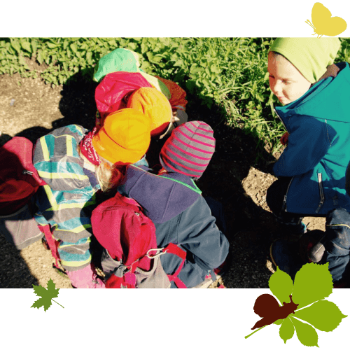 Kinder spiel im Wald mit Äste und Stöcke